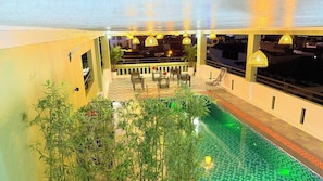 Una piscina cubierta
