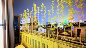 Habitación familiar, balcón, vistas a la ciudad | Jardines del alojamiento