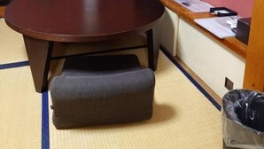 A room with tatami flooring, a round table, a bench, a television, and a small trash bin. - annex kanazawa (Kanazawa)