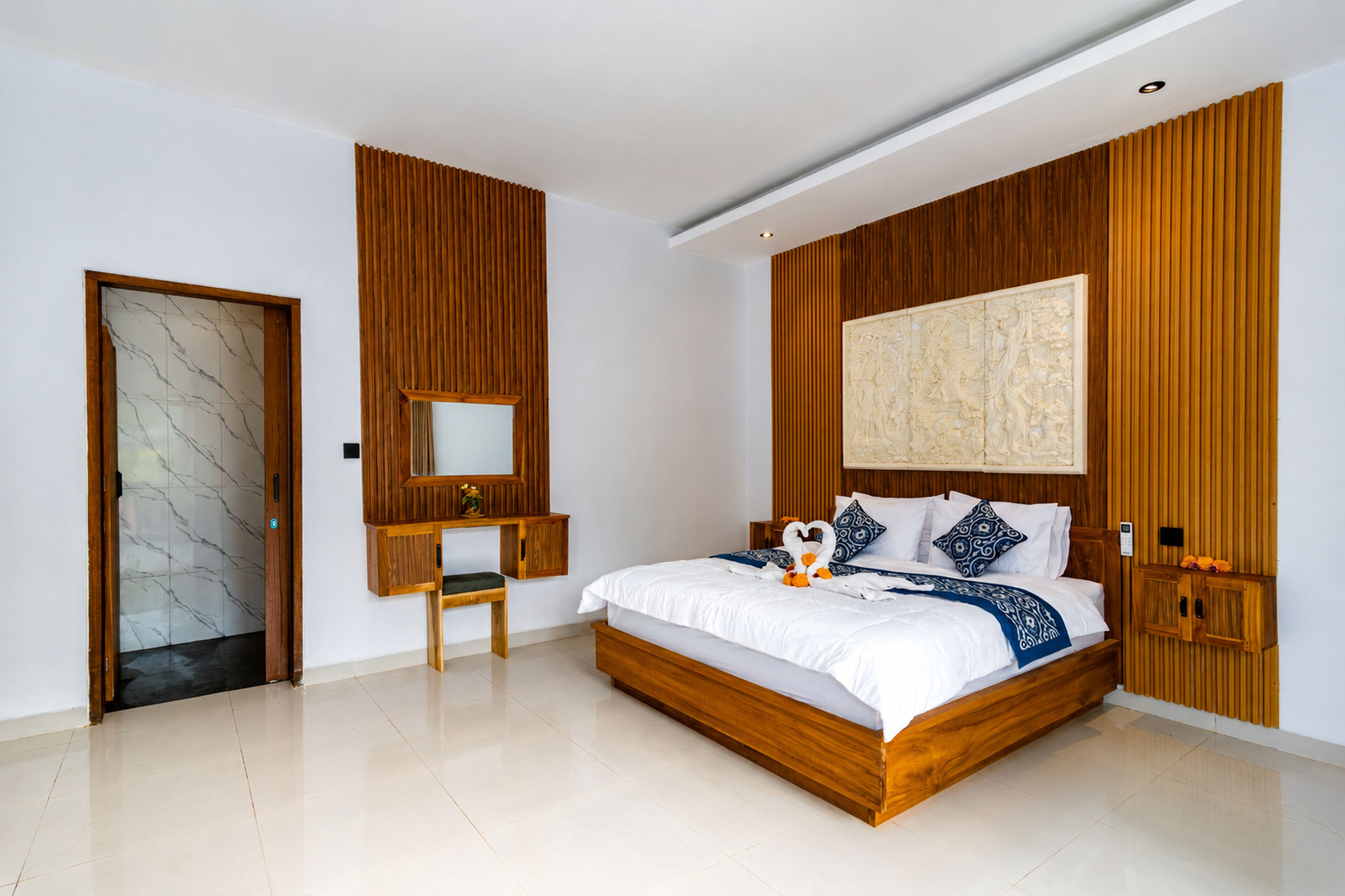 Um quarto moderno com estrutura de cama de madeira, um espelho grande e uma parede revestida de madeira.