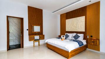 Um quarto moderno com estrutura de cama de madeira, um espelho grande e uma parede revestida de madeira.