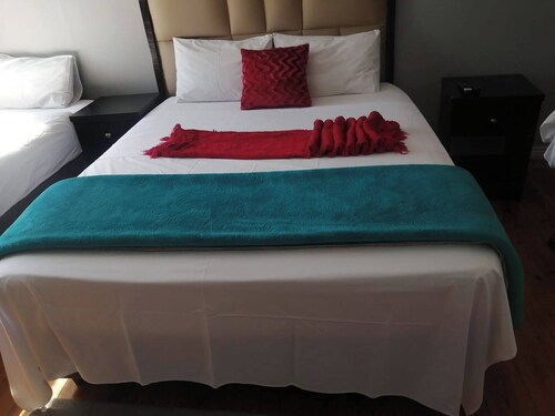 Romantic Retreat Private Room with Shared Pool in Gqeberh