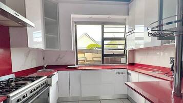 Een koelkast, een microgolfoven, een oven, een kookplaat