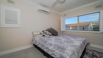 3 bedrooms, iron/ironing board, internet, bed sheets