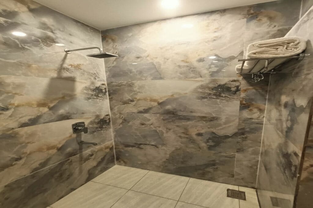 Deluxe Room, Garden View | Bathroom | Shower, free toiletries, towels, soap