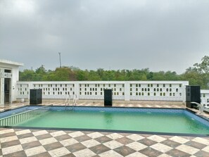 Una piscina al aire libre