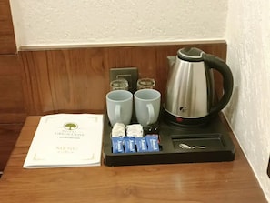 Suite Premium, balcón, vistas a la piscina | Café o cafetera
