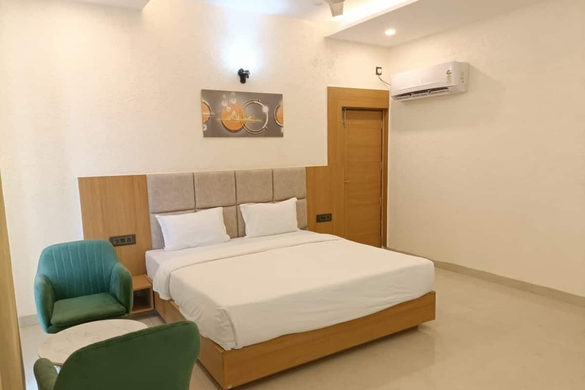 Suite Premium, balcón, vistas a la piscina | Escritorio, espacio para trabajar con un portátil, wifi gratis