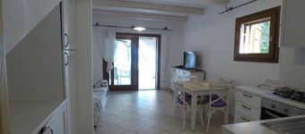 Appartement 'La Corte Degli Ulivi A' met zeezicht, wifi en airconditioning