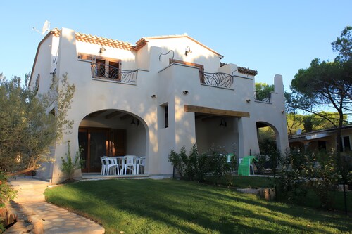 Apartment 'La Corte Degli Ulivi A' with Sea View, Wi-Fi and Air Conditioning
