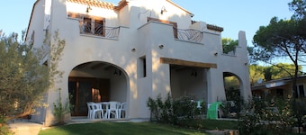 Apartment 'La Corte Degli Ulivi A' with Sea View, Wi-Fi and Air Conditioning