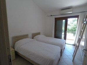 2 habitaciones, tabla de planchar con plancha, wifi y ropa de cama 