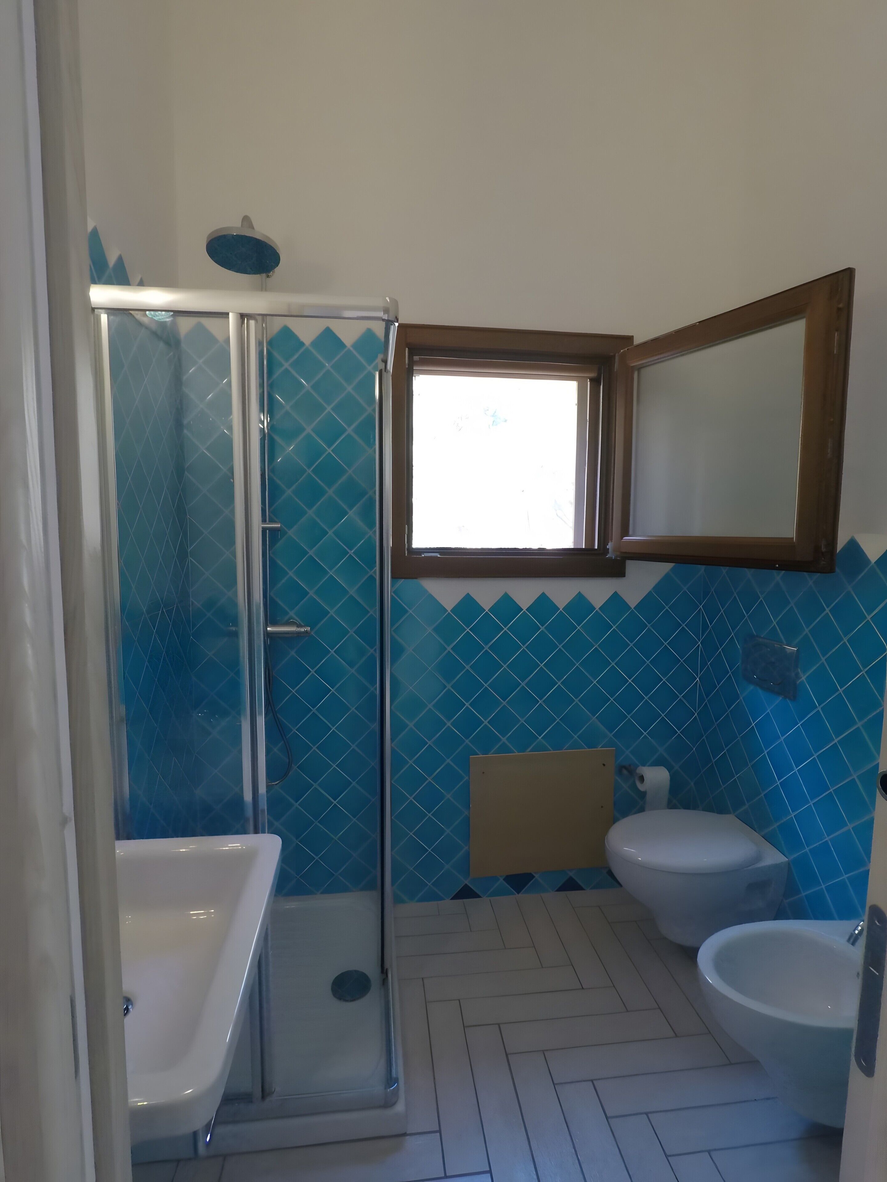 Ein Badezimmer mit Dusche, Toilette und Bidet.