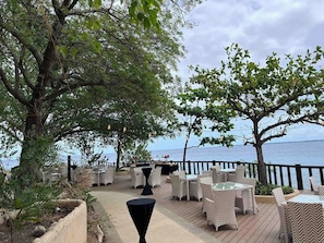 Outdoor dining - MactanRent.ph (Lapu-Lapu)