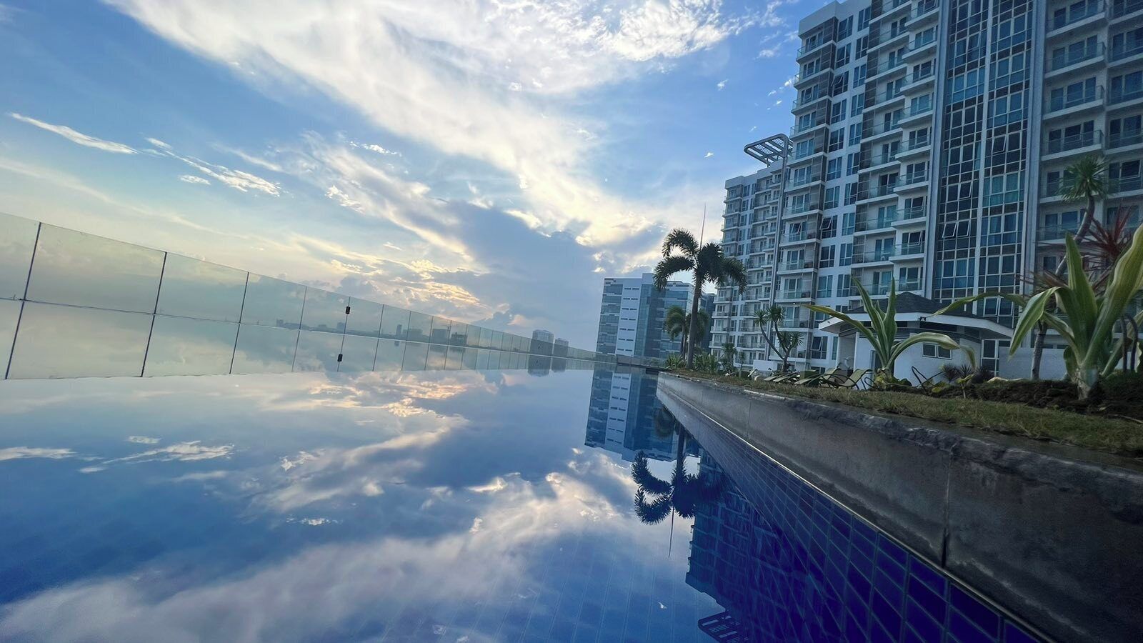 2 outdoor pools