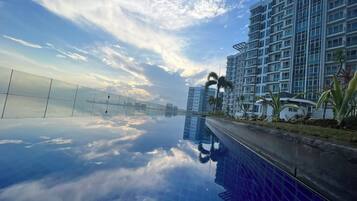 2 outdoor pools