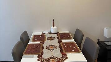 Executive Studio Suite | Dining