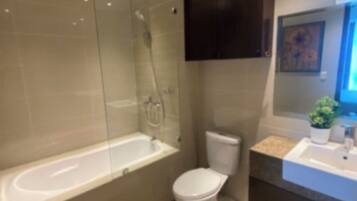 Family Condo | Bathroom | Towels, soap, shampoo, toilet paper