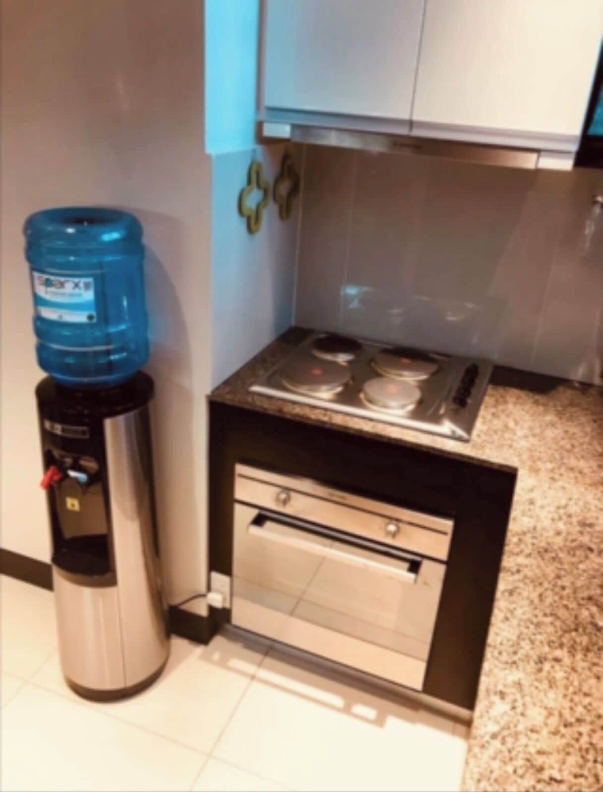 Refrigerador con freezer, placa de cocina, utensilios de cocina