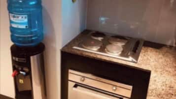 Refrigerador con freezer, placa de cocina, utensilios de cocina