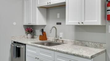 Coffee/tea maker, fridge, microwave, stovetop