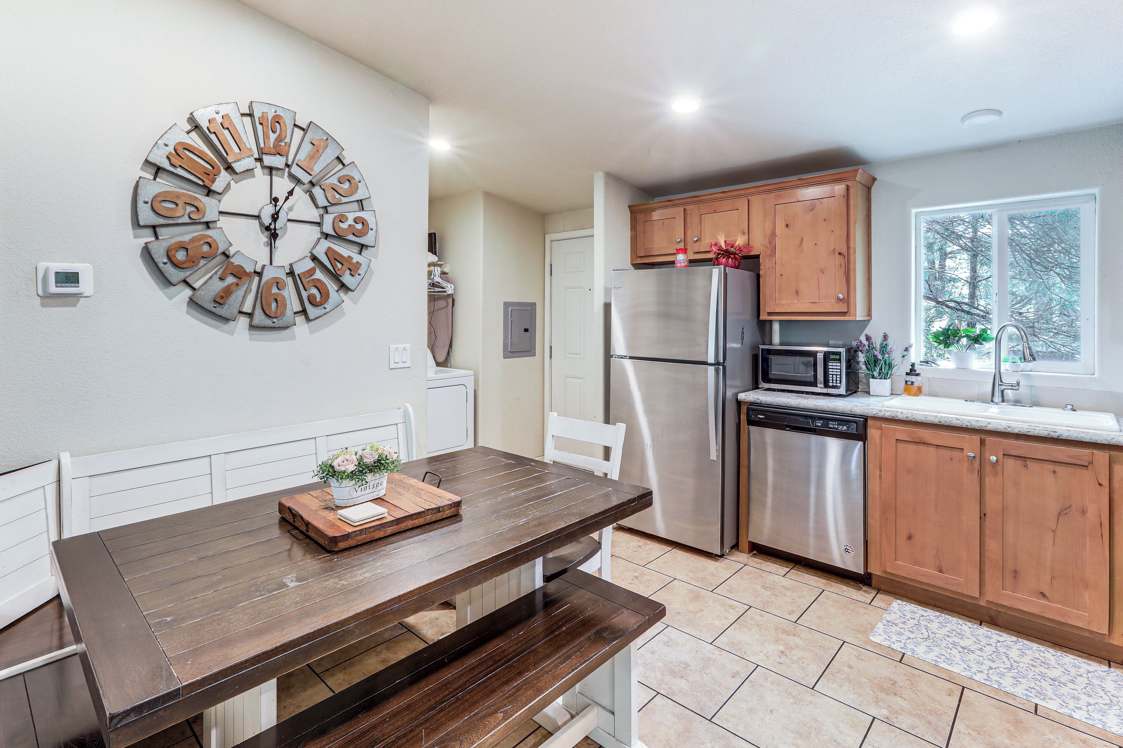 Coffee/tea maker, fridge, microwave, stovetop