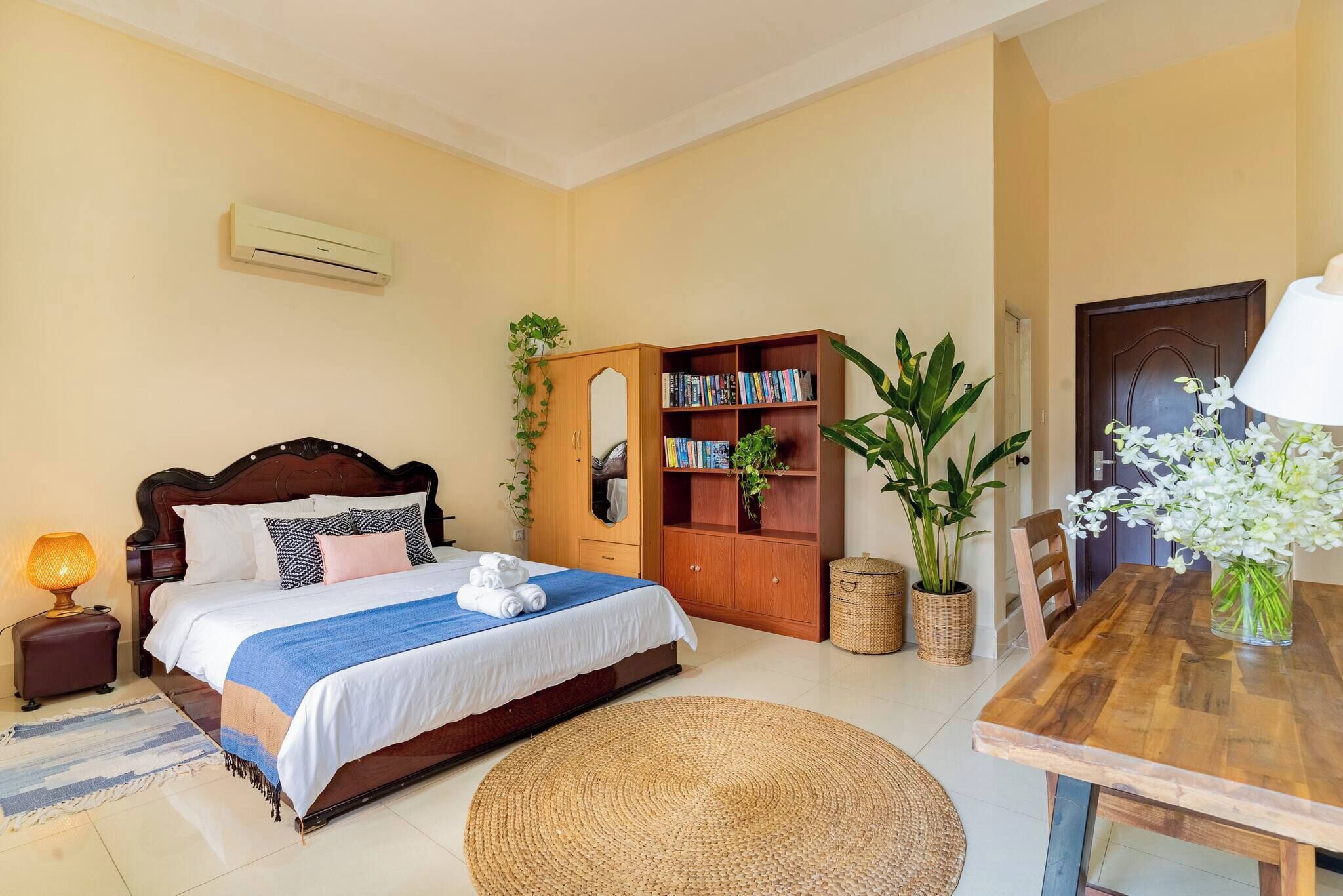 2 bedrooms, iron/ironing board, internet, bed sheets
