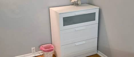 2 bedrooms, iron/ironing board, internet, bed sheets