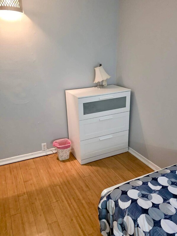 2 bedrooms, iron/ironing board, internet, bed sheets