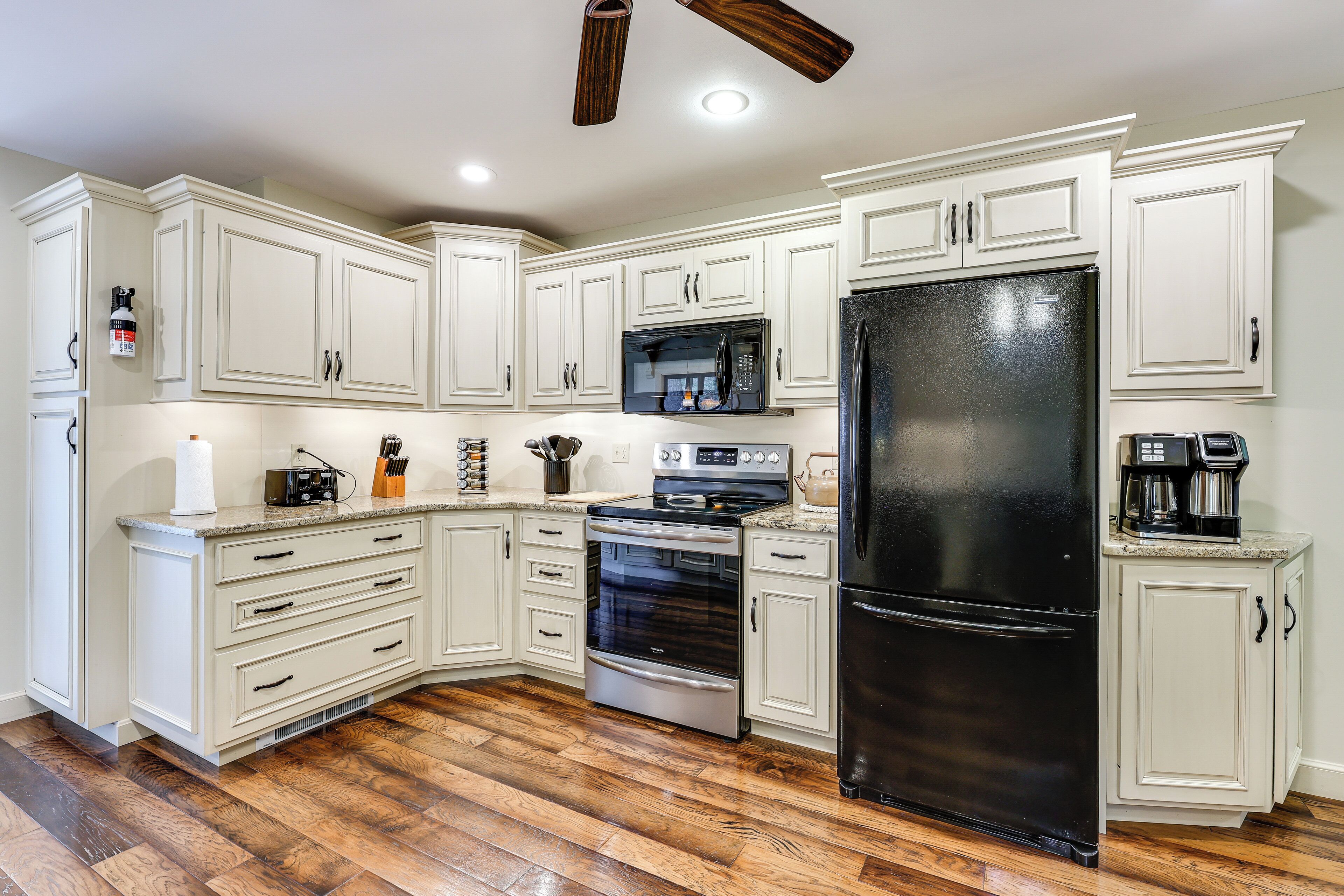 Coffee/tea maker, fridge, microwave, stovetop