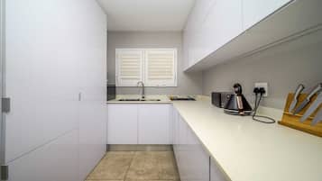 Coffee/tea maker, fridge, microwave, oven