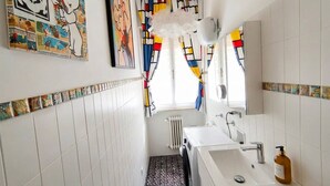 A bathroom with a white sink, mirror, and a towel rack. - Modern Apartment Near Senigallia's Velvet Beach (Senigallia)