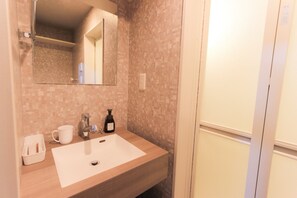 Comfort-Vierbettzimmer | Badezimmer