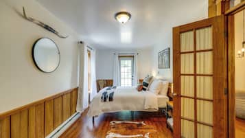 3 bedrooms, iron/ironing board, travel crib, internet