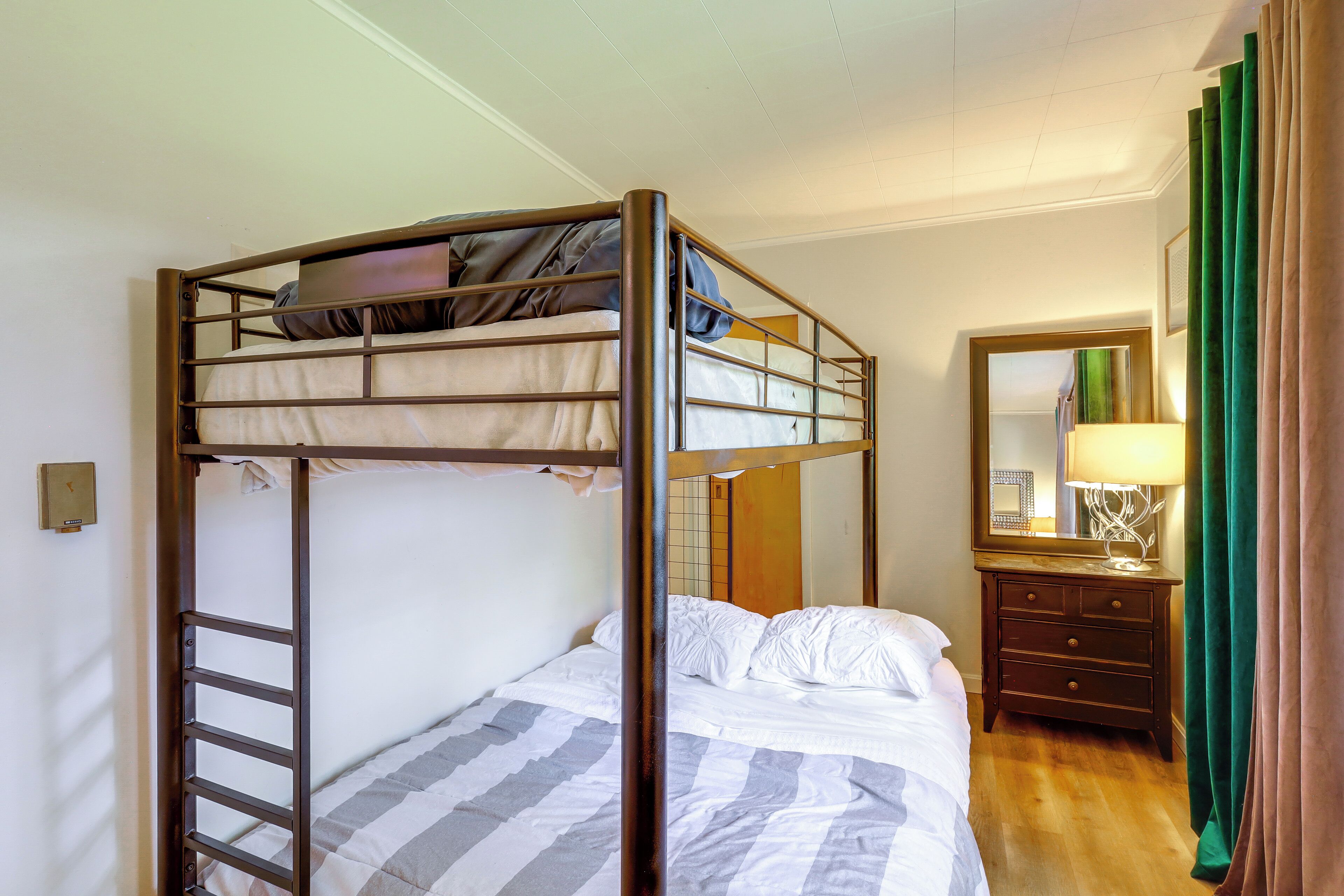 2 bedrooms, iron/ironing board, travel crib, internet