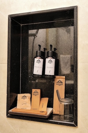 Deluxe Room | Bathroom amenities | Combined shower/tub, free toiletries, towels - Hotel Arshiv (New Delhi)