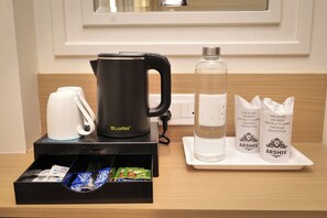 Deluxe Room | Coffee and/or coffee maker - Hotel Arshiv (New Delhi)
