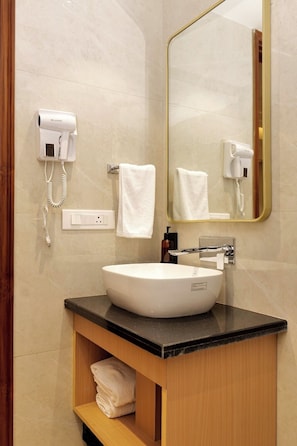 Deluxe Room | Bathroom | Combined shower/tub, free toiletries, towels - Hotel Arshiv (New Delhi)