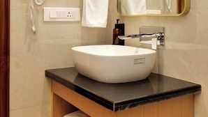 Bañera con ducha, artículos de tocador gratuitos, toallas