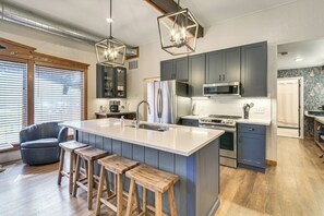 Coffee/tea maker, fridge, microwave, stovetop