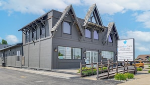 Ein modernes Gebäude mit grauer Fassade, zahlreichen Fenstern und einem Schild für ComForCare Home Care.
