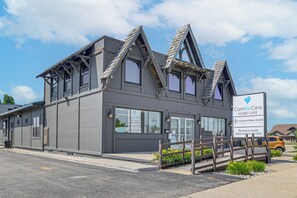 Ein modernes Gebäude mit grauer Fassade, zahlreichen Fenstern und einem Schild für ComForCare Home Care.