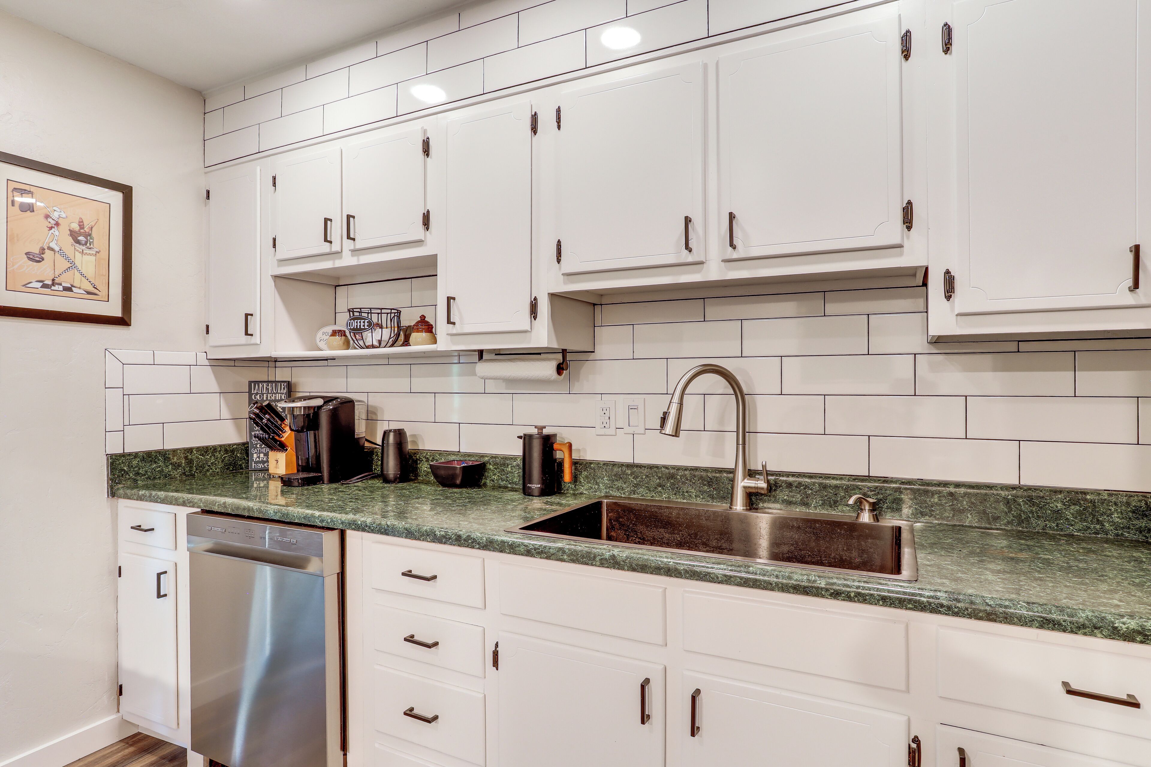 Coffee/tea maker, fridge, microwave, stovetop