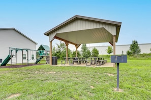 A covered picnic area with benches and a playground with a slide. - Monthly Stay-Beautiful Townhouse-Luray Attractions (Luray)