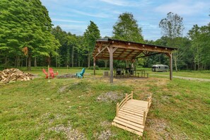 Outdoor dining - Catskills Airstream! Pavilion & Fire Pit Access (Franklin)