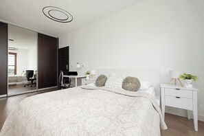 1 chambre, bureau, fer et planche à repasser, lit de bébé portatif