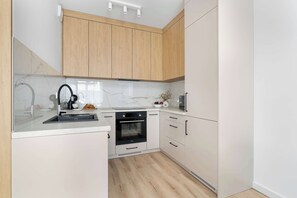 Wasserkocher mit Kaffee-/Teezubehör, Kühlschrank, Mikrowelle, Ofen