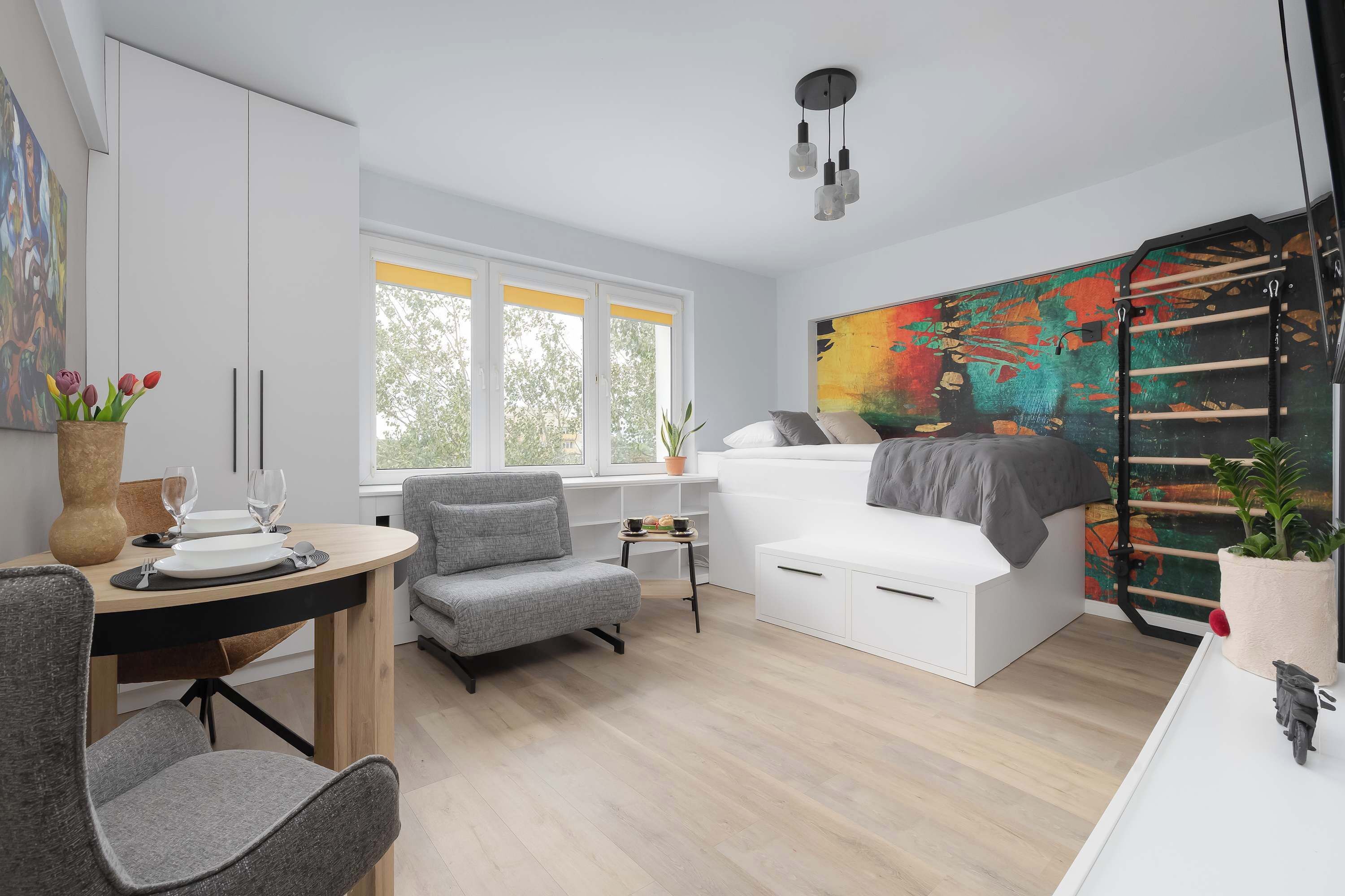 Iron/ironing board, travel crib, WiFi, bed sheets