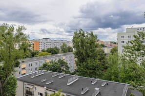 A multi-story residential building with a flat roof and multiple windows. - Comfortable Studio in Warsaw | Smart TV (Warszawa)