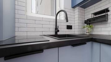 Cafeteira/chaleira, geladeira, cooktop, lava-louças